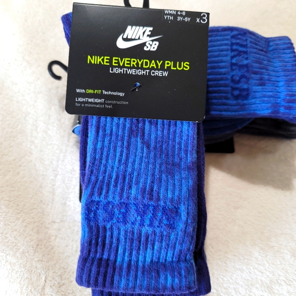 Nike Socks. 3 pairs per pack. 3 colorways per pack. Women's 4-6 or Youth 3Y-5Y